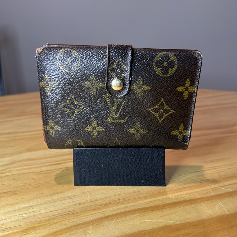 AUTHENTIC Louis Vuitton LV Monogram Kiss Lock Compact Wallet